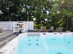 Outdoor spa tub - NEW! Hot Tub & 28 Acre Park 30 Mins To Hershey w/ Firepit & Yard Games (Lebanon)