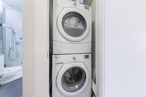 Junior Room | Bathroom | Free toiletries, hair dryer, towels, soap - Halden Suites (Toronto)