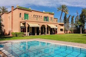 A two-story building with a swimming pool in front. - Villa Alya | Private Pool | Targa Marrakech (Marrakesh)