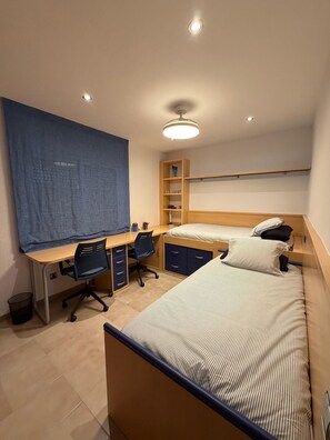 3 Schlafzimmer, Schreibtisch, Bügeleisen/Bügelbrett, Reisekinderbett