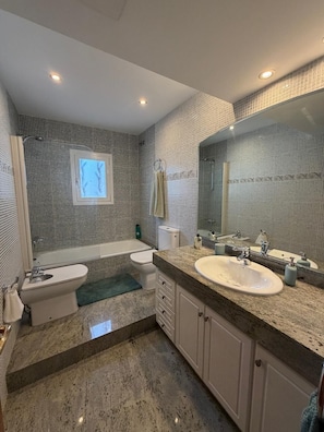 Dusche, Haartrockner, Bidet, Handtücher