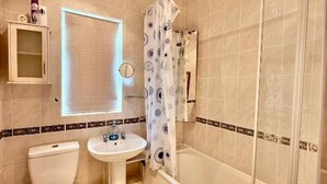Bathroom - North Manchester 3-bed House, Sleeps 6 With Wifi (Manchester)