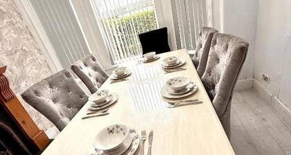 North Manchester 3-bed House, Sleeps 6 With Wifi