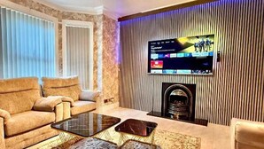 Living area - North Manchester 3-bed House, Sleeps 6 With Wifi (Manchester)