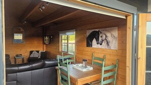 Interior - Cabin - Sleeps 6 - Free Parking & Garden (Cambridge)