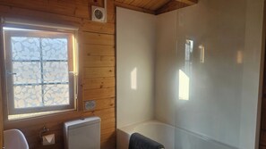 Bañera con ducha, bañera profunda, toallas
