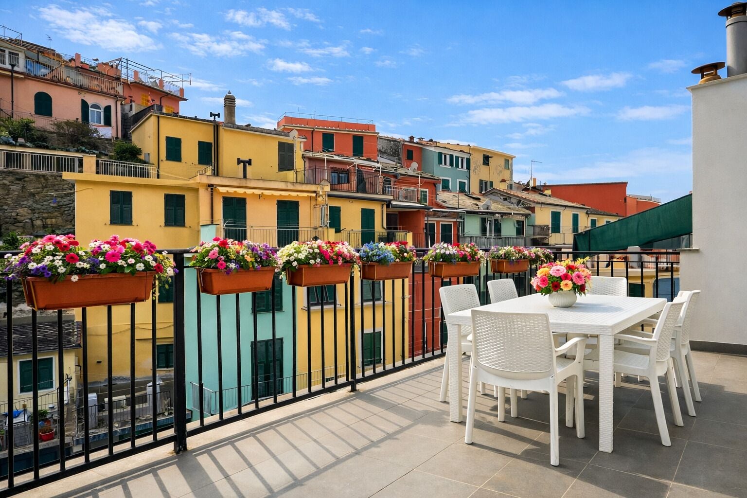 Apartamento superior, vistas a la ciudad | Restaurante al aire libre