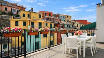 Apartamento superior, vistas a la ciudad | Restaurante al aire libre