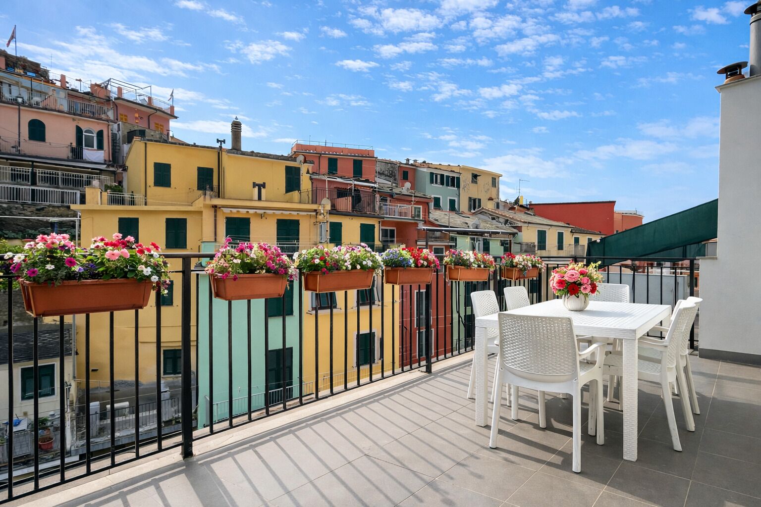 Apartamento superior, vistas a la ciudad | Restaurante al aire libre