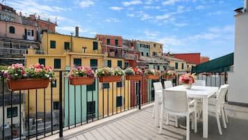 Apartamento superior, vistas a la ciudad | Restaurante al aire libre