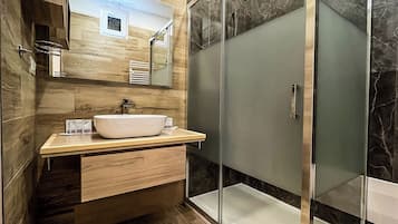 Habitación Deluxe doble, vistas a la ciudad | Baño | Ducha, secador de pelo, toallas y jabón