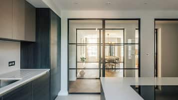 Apartemen Deluks, 3 kamar tidur, dapur | Dapur pribadi | Lemari es, microwave, oven, dan kompor