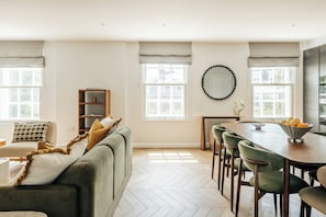 Appartement, 3 chambres, cuisine | Coin séjour | Télévision à écran plat de 43 pouces avec chaînes numériques