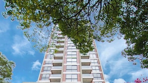 Un edificio moderno con una amplia entrada de vidrio, un letrero que dice 'matrisa' y una escalera que conduce a la entrada.