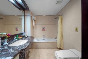 Classic Twin Room | Bathroom | Hair dryer, towels, soap, shampoo - Zhangjiajie New Pipaxi Courtyard Hotel (Zhangjiajie)