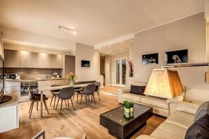 Apartment, Stadtblick | Wohnbereich