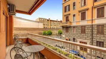 Departamento, vista a la ciudad | Restaurante al aire libre
