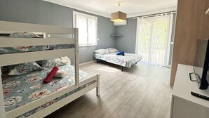 Una stanza con un letto a castello, una scrivania e un letto con tenda.
