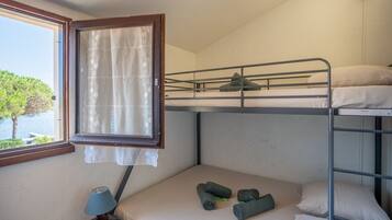 Strykjärn/strykbräda och sängkläder