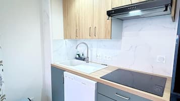 Coffee/tea maker, fridge, microwave, oven