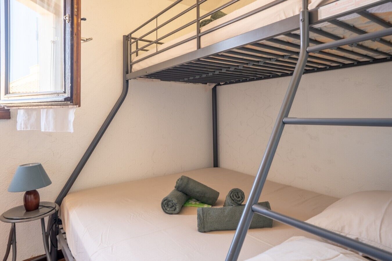 Iron/ironing board, bed sheets