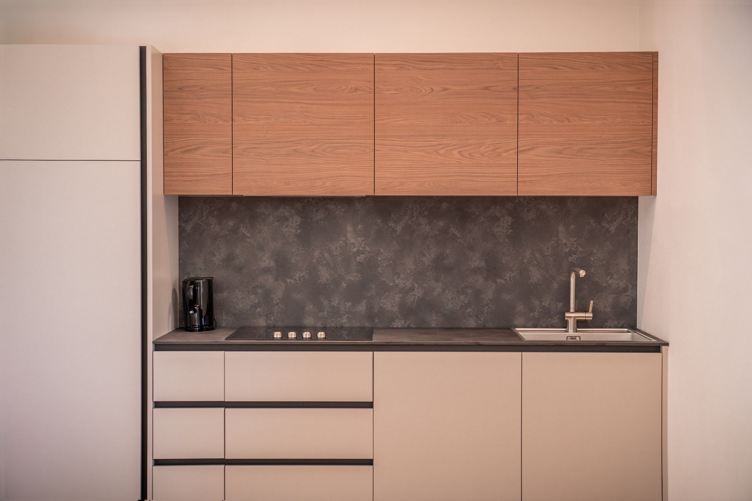 Wasserkocher mit Kaffee-/Teezubehör, Kühlschrank, Geschirrspüler