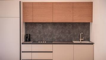 Wasserkocher mit Kaffee-/Teezubehör, Kühlschrank, Geschirrspüler