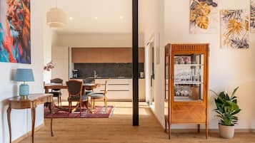 Wasserkocher mit Kaffee-/Teezubehör, Kühlschrank, Geschirrspüler
