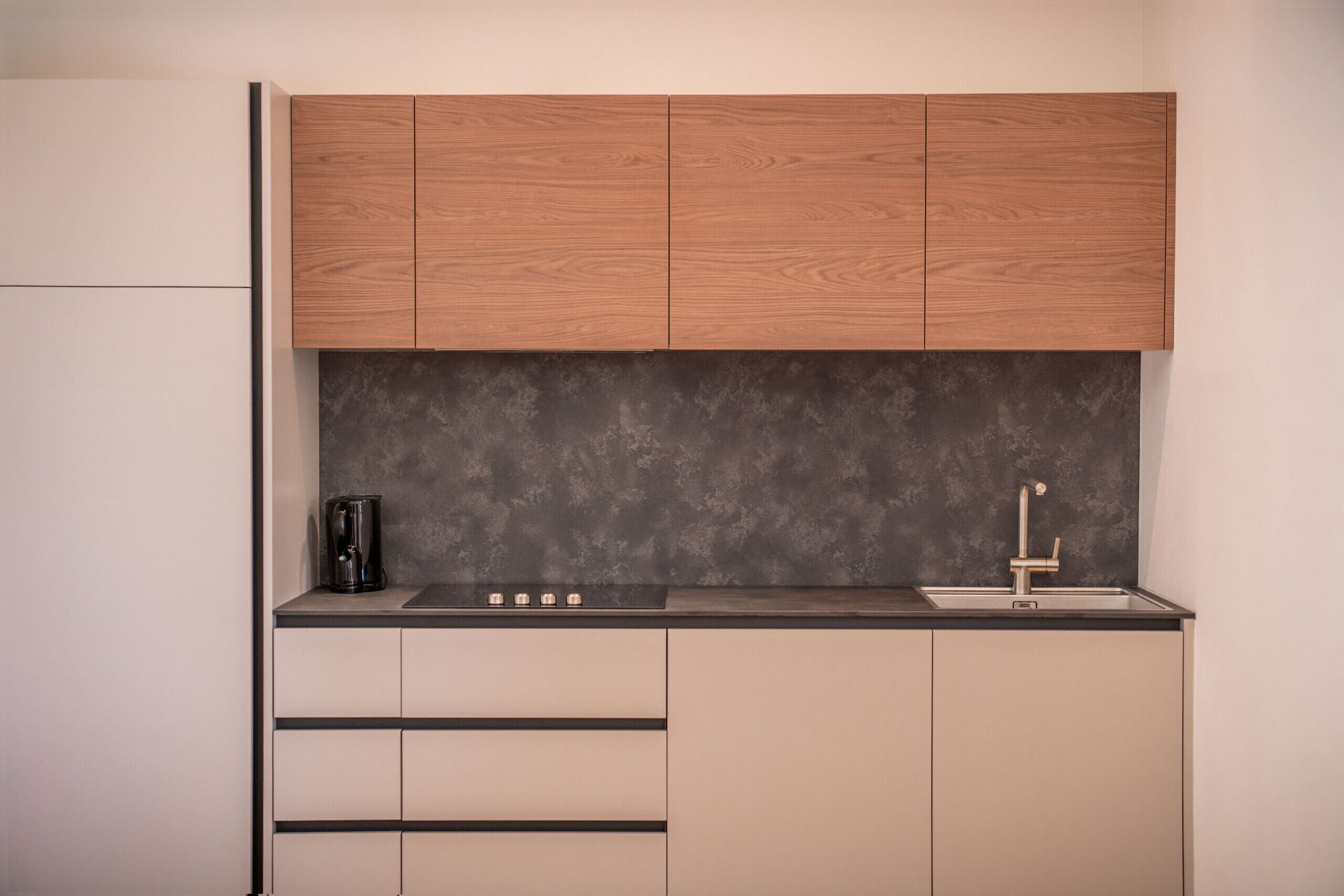 Wasserkocher mit Kaffee-/Teezubehör, Kühlschrank, Geschirrspüler