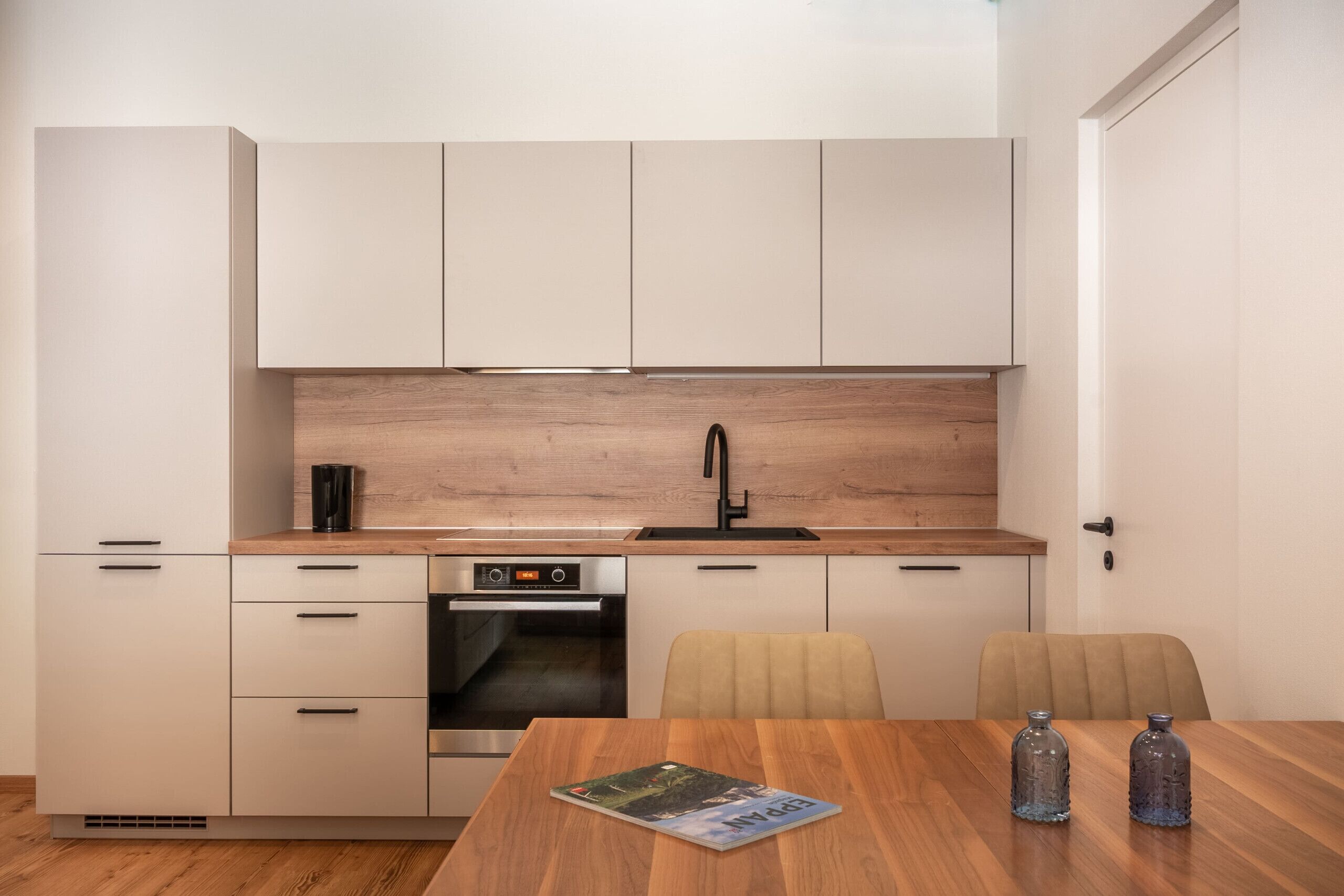 Wasserkocher mit Kaffee-/Teezubehör, Kühlschrank, Geschirrspüler