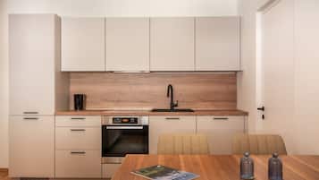 Wasserkocher mit Kaffee-/Teezubehör, Kühlschrank, Geschirrspüler