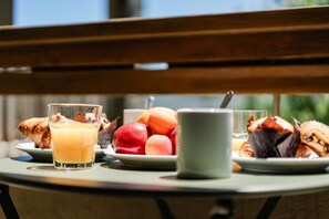 Outdoor dining - L'Orée des Cimes—Cozy 3-Bedroom Apartment—Direct Access to the Slopes—Balcony (Les Angles)
