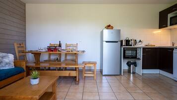Cafetera o tetera, frigorífico, horno y lavavajillas