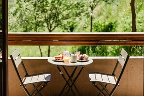 Outdoor dining - L'Orée des Cimes—Cozy 3-Bedroom Apartment—Direct Access to the Slopes—Balcony (Les Angles)
