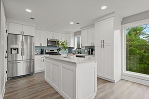 Coffee/tea maker, fridge, microwave, oven - Fully Renovated Lakeside Home - Boat Dock, Firepit, Gorgeous Views! (Lago Vista)