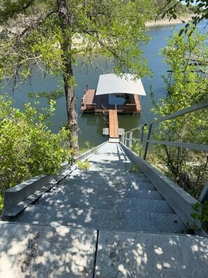 Property grounds - Fully Renovated Lakeside Home - Boat Dock, Firepit, Gorgeous Views! (Lago Vista)