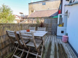 Outdoor dining - Scoops Nook (Caernarfon)