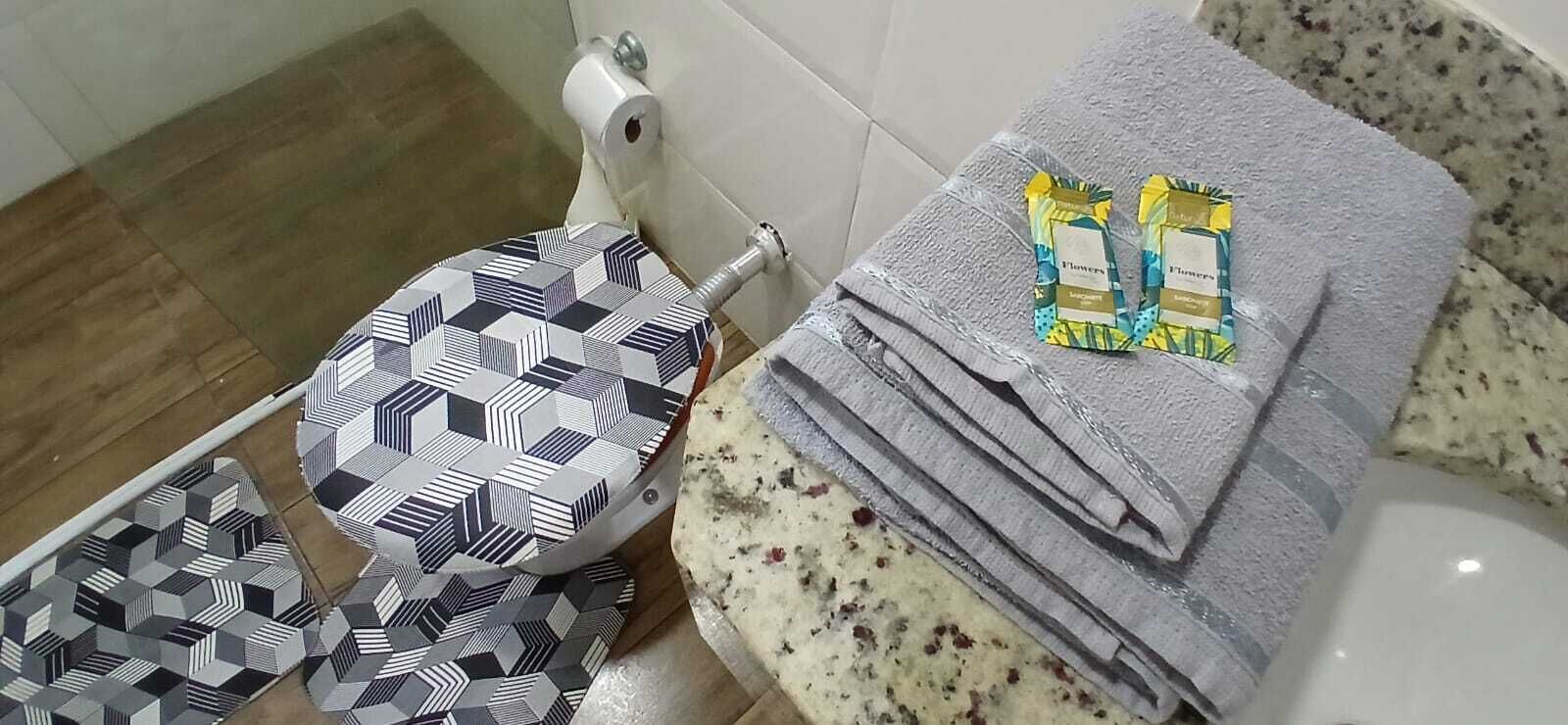 Een douche, handdoeken, zeep, toiletpapier