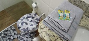 Dusche, Handtücher, Seife, Toilettenpapier