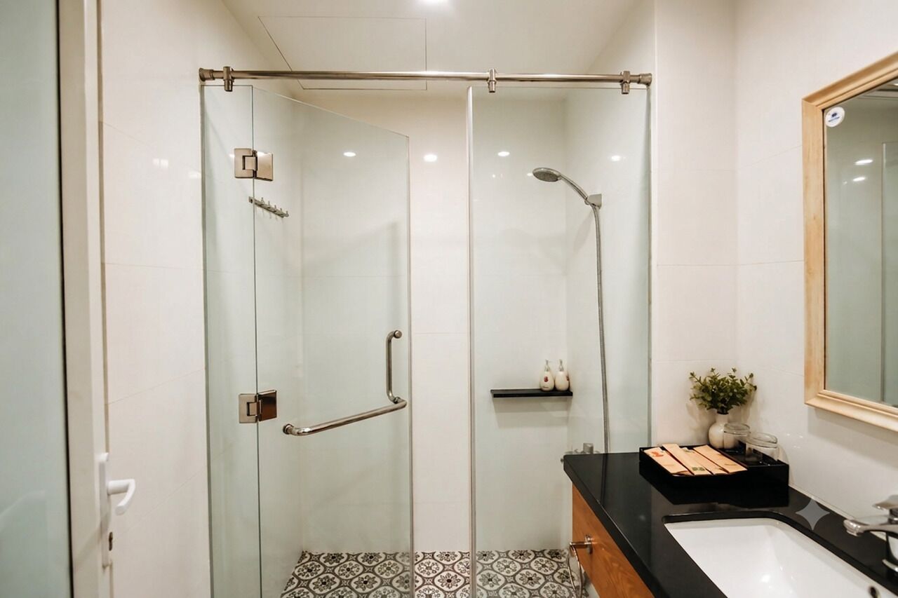 Deluxe-studio, parveke, kaupunkinäköala | Kylpyhuone | Suihku, hierova suihkupää, designer-hygieniatuotteet, hiustenkuivaaja