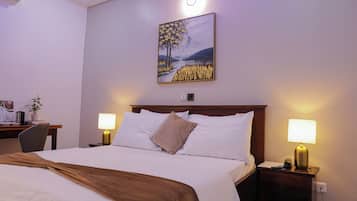 Luxury Double Room | Meja, ruang kerja komputer riba, Wi-fi percuma