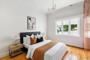 2 habitaciones, tabla de planchar con plancha, wifi y ropa de cama