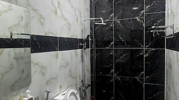 Tweepersoonskamer | Badkamer | Een douche, gratis toiletartikelen, een haardroger, handdoeken