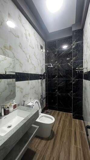 Habitación doble | Baño | Regadera, amenidades de baño gratuitas, secadora de cabello, toallas 