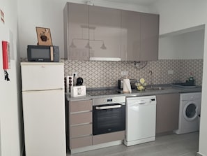 Kühlschrank, Mikrowelle, Ofen, Herdplatte