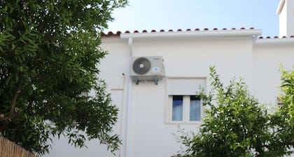Refúgio Viçoso: Quiet Family Home with a Patio and 3 Air Conditioners)