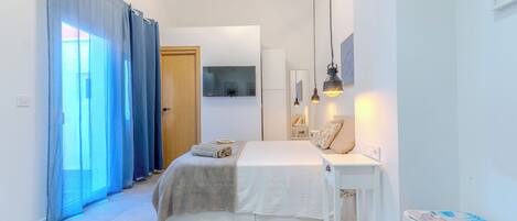 Comfort Apartment | In-room safe, blackout curtains, iron/ironing board, free WiFi