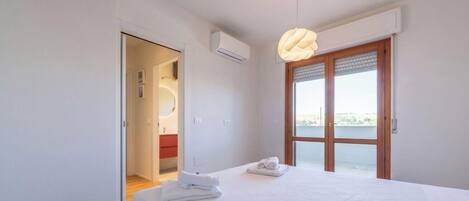 1 habitación y tabla de planchar con plancha