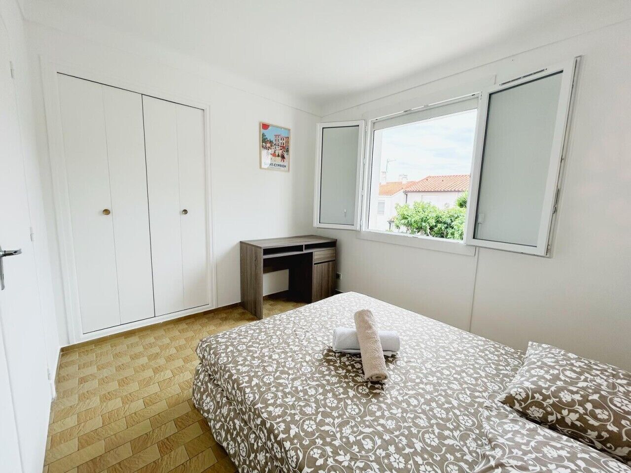 Une chambre à coucher avec un lit, un bureau et une armoire.