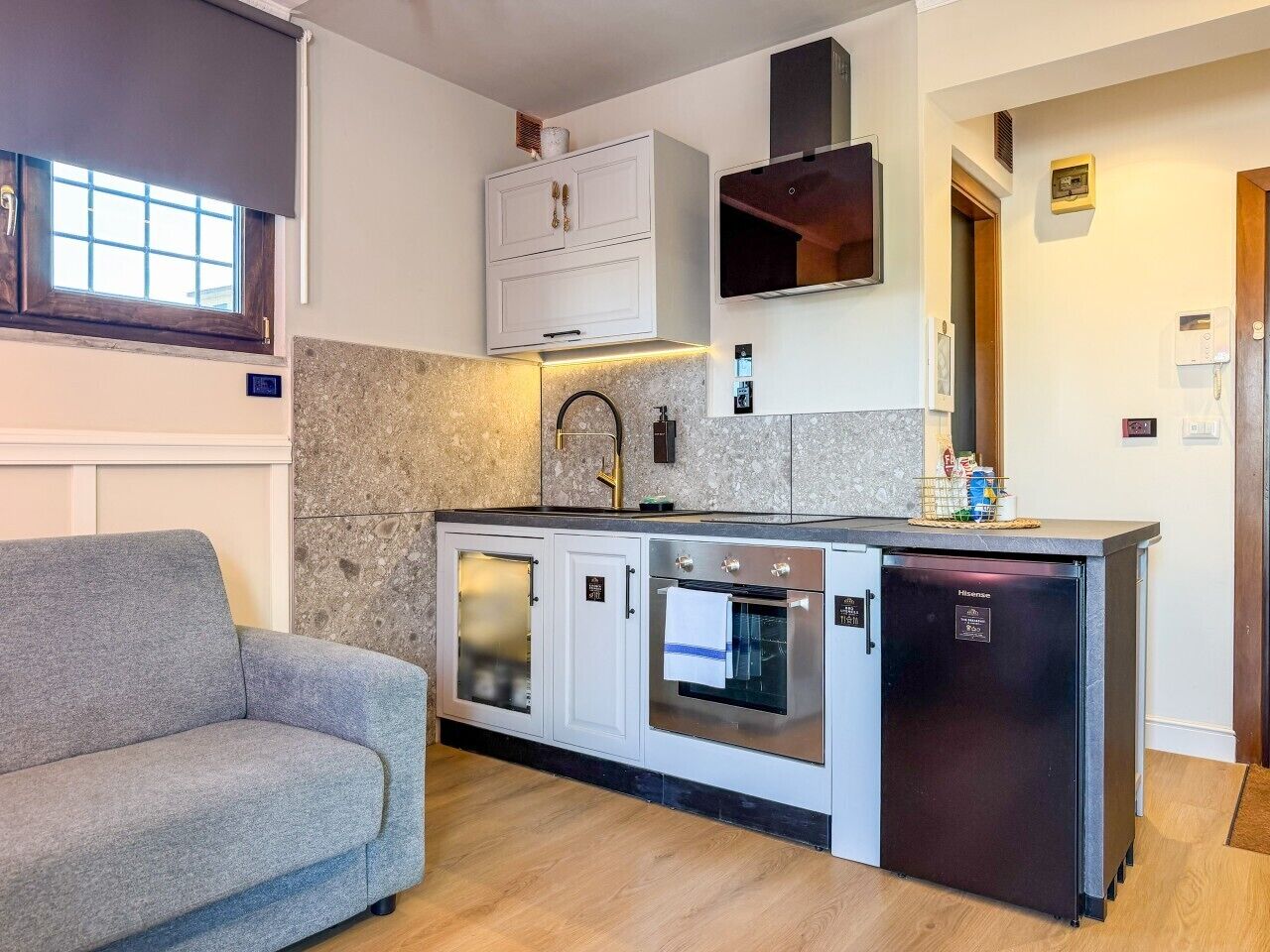 Wasserkocher mit Kaffee-/Teezubehör, Kühlschrank, Mikrowelle, Ofen